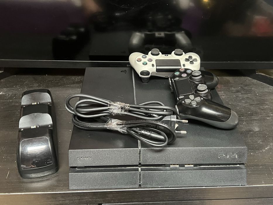 PS 4 pro cu stație de încărcare ireprosabil estetic și tehnic