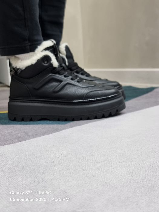 Продам женские кроссовки