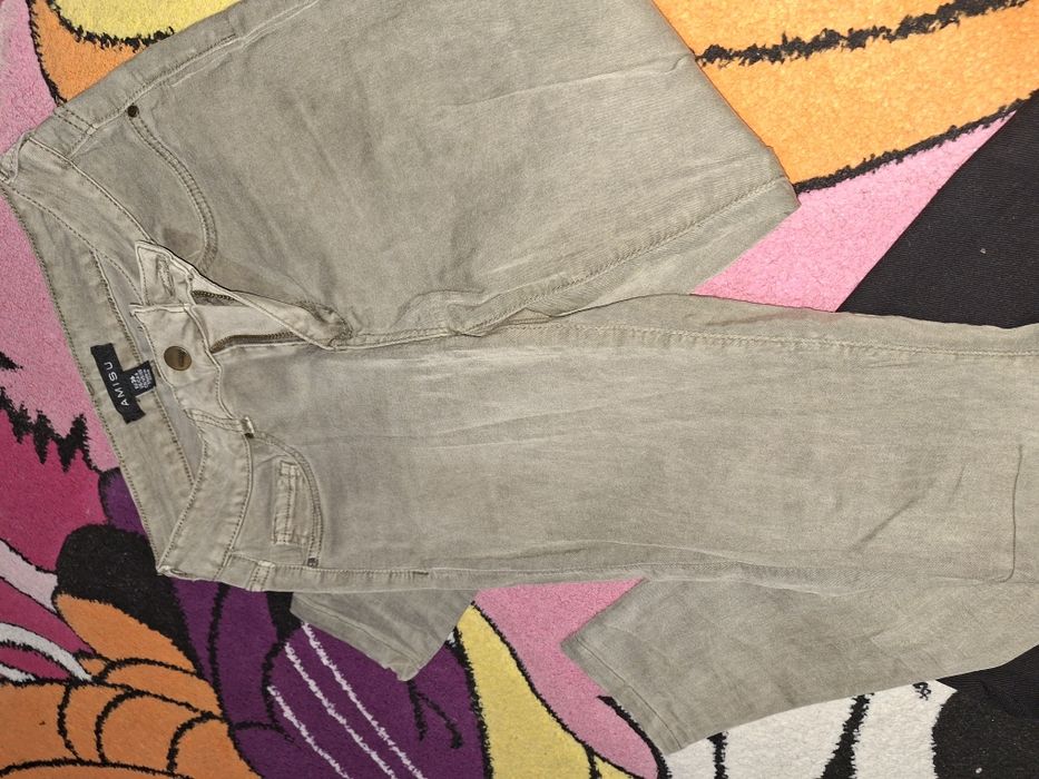 pantaloni lungi.