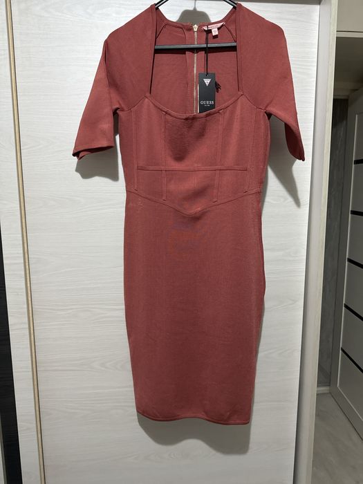 платье  GUESS новое цена 400 тыс.