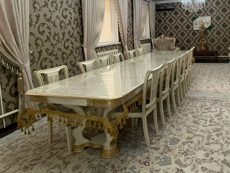 Обеденный стол со стульями