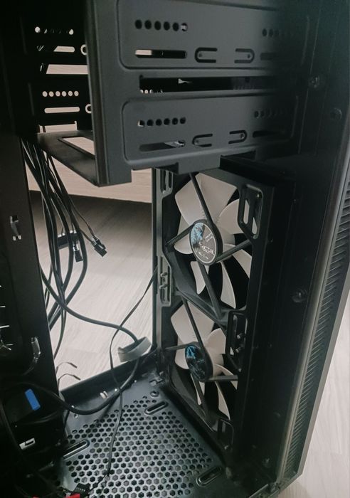 Vând carcasa Fractal Design R5 antifonata cu geam transparent