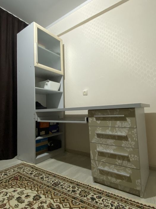 Письменный стол с надстройкой