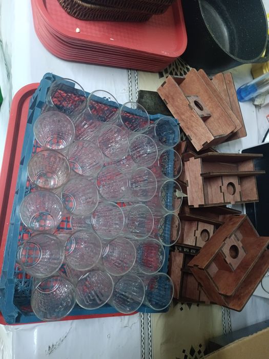 Тумба с раковиной, посуда, люстры