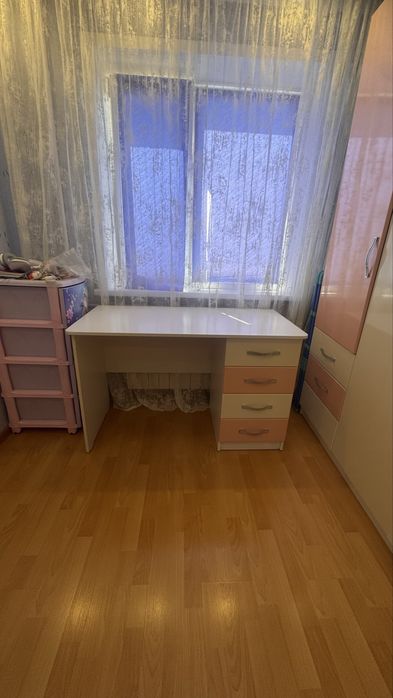 Двухярусная  кровать, шкаф и стол