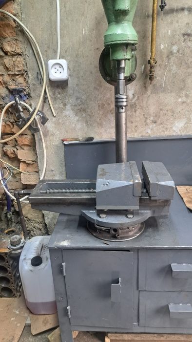 Верстак стол светлее Тиски сатылады