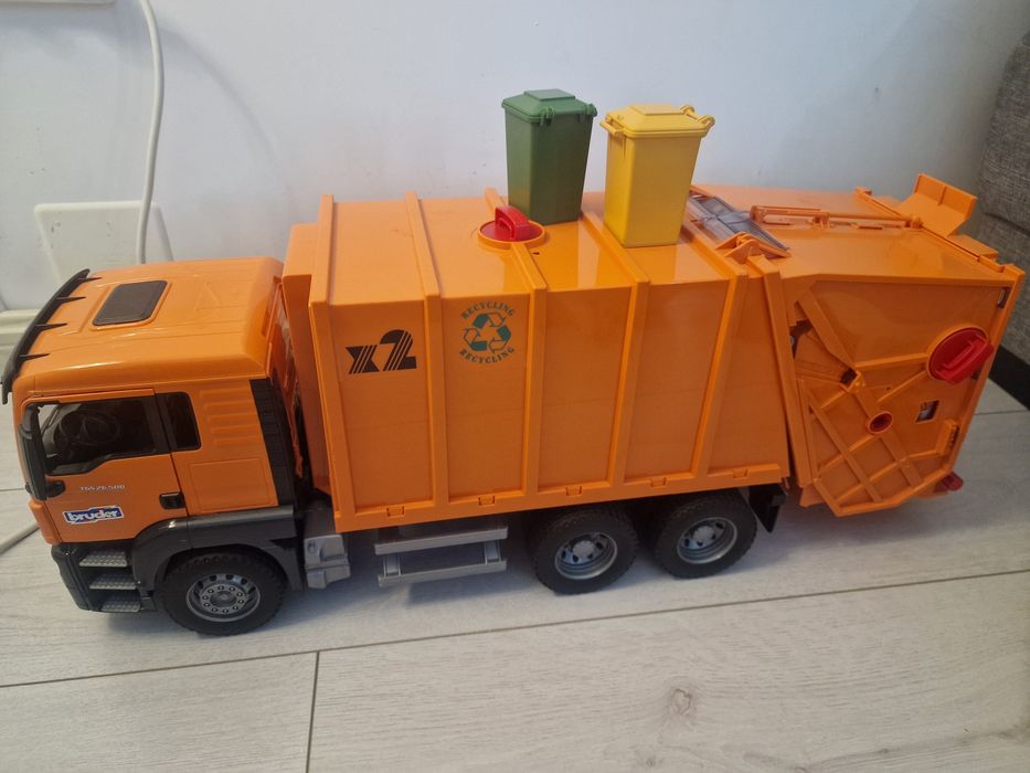 Camion de gunoi si tractor Bruder