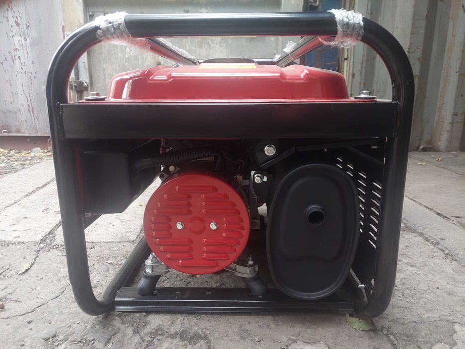 Продам бензиновый генератор Honda EG5500CXS