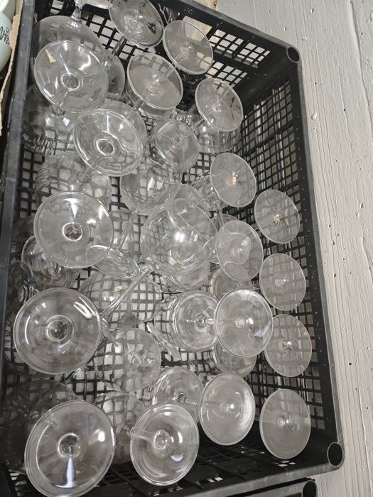 Pahare de vin, bere, suc, limonadă, vază, scrumiere, etc. de vânzare la grămadă