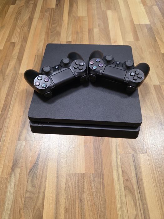 Vând ps4 slim modata plin cu cele mai noi jocuri!