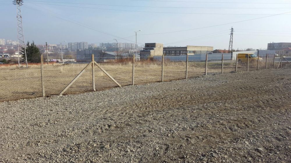 Ограда с циментови колове и поцинкована мрежа