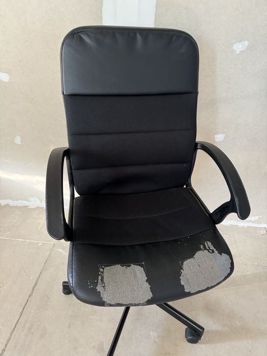 Офис стол черен.