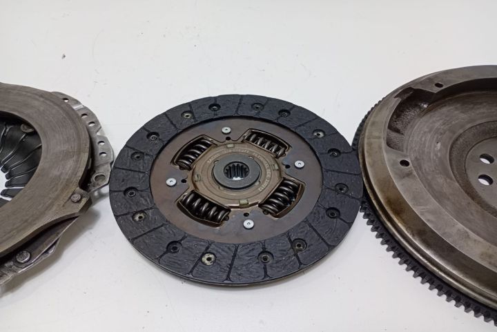 Kit ambreiaj  cu volanta 1.7dti,  5+1 3082297531 Opel Astra G