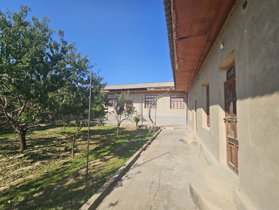 Қибрай тумани Узумзор маҳалласида 6 сотих 6 хона уй сотилади.