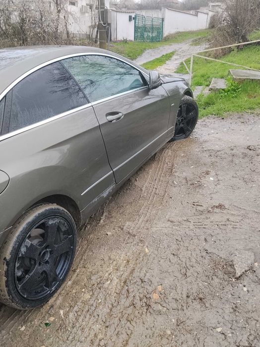 Продавам Мерцедес Е 220