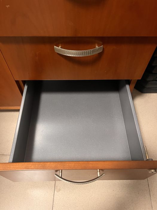 Луксозно офис обзавеждане- само лично предаване