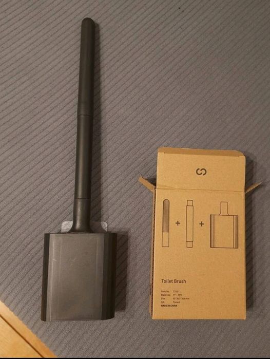 Четка за тоалетната, гумена имодерна в 2 цвята