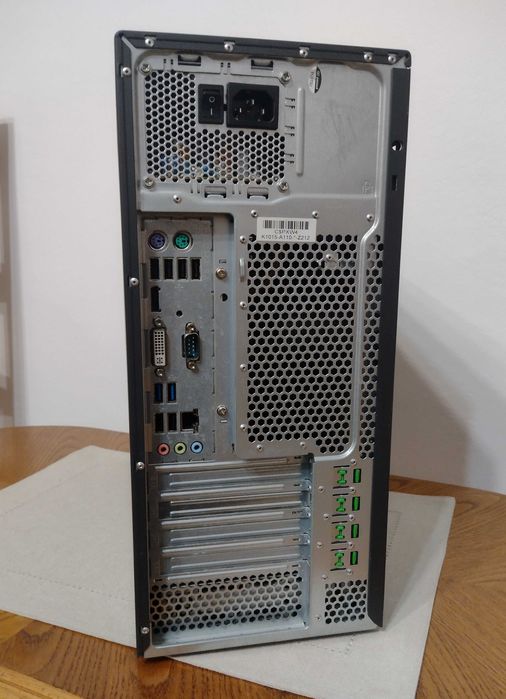 Calculator  i3-Fujitsu Esprimo P710 + monitor 19’ Dell