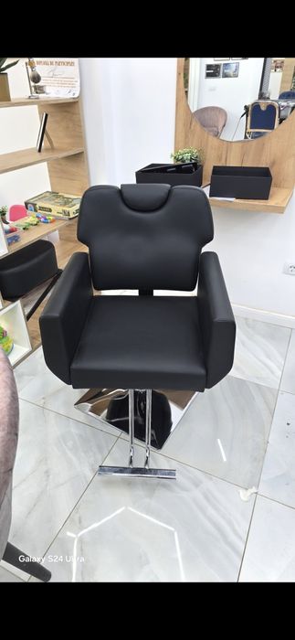 Vând scaun frizerie plus oglinda cu suport de lemn