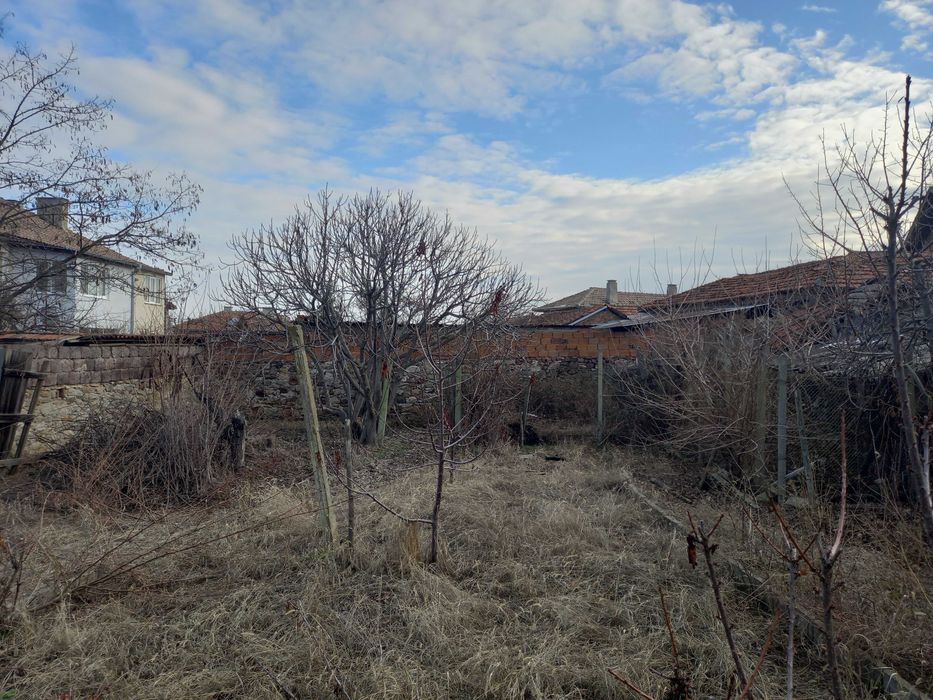 Къща с двор супер център с.Елшица