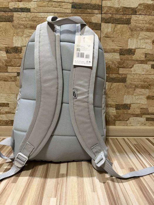 Оригинална раница.NIKE !!!Перфектно качество!!!С две отделения...21ли