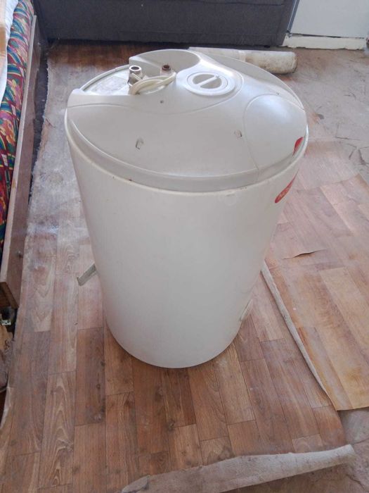 Продаётся-водонагреватель-Аристон в отличном-рабочем-состоянии;