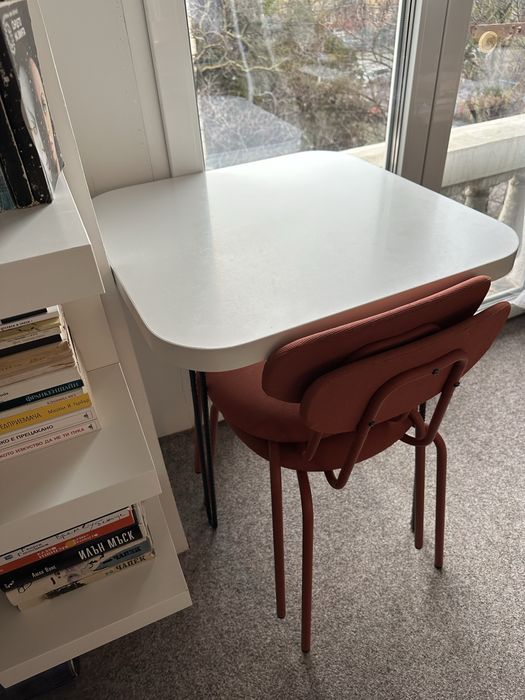 Компактна маса за кухня с два нови стола икеа