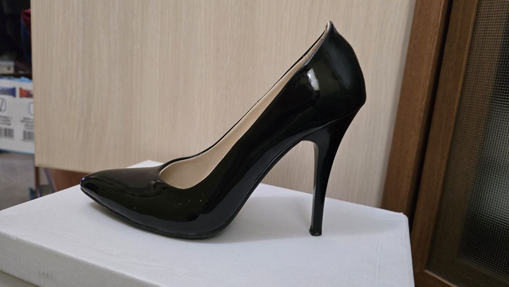 Обувки на висок ток