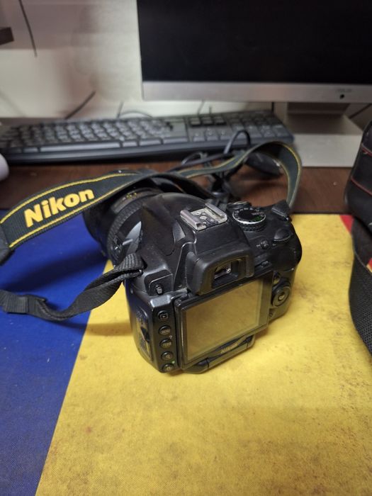 Vand Nikon D5000 + obiectiv Nikon 18-200 mm stare impecabila