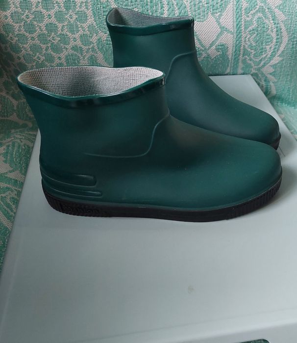 Дамски гумени ботуши. Леки и удобни,за дъждовните есенни дни.