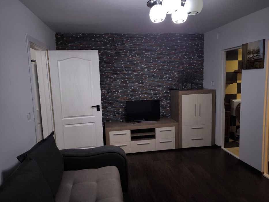 Închiriez apartament cu 3 camere