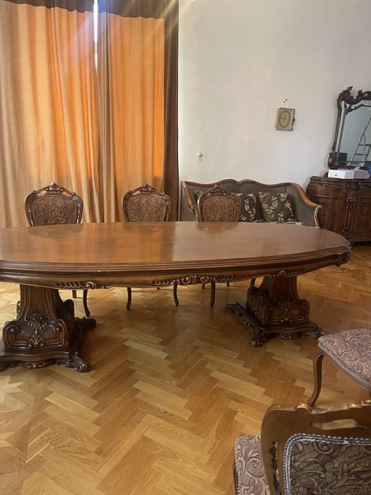 Продам стол для гостинной.