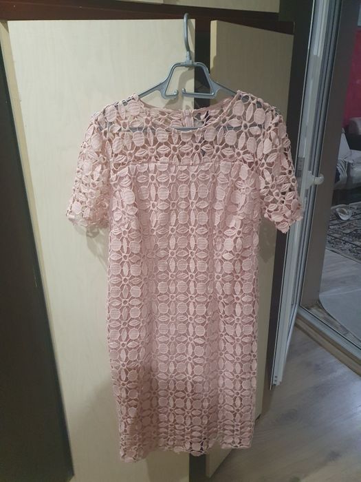 Здравейте, продавам рокля в цвят пепел от рози