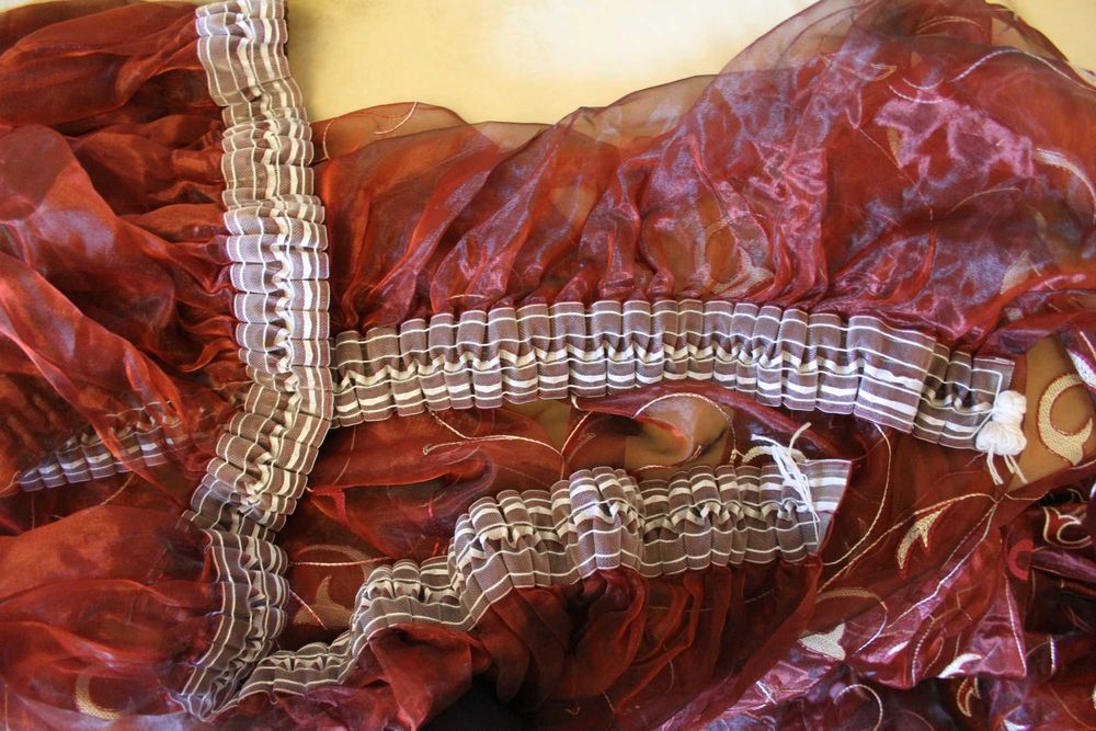 Тюль с ламбрекеном. Красная тюль.