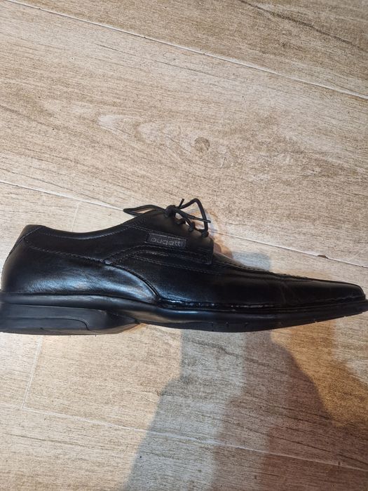 Vind pantofi 42 bugatti.