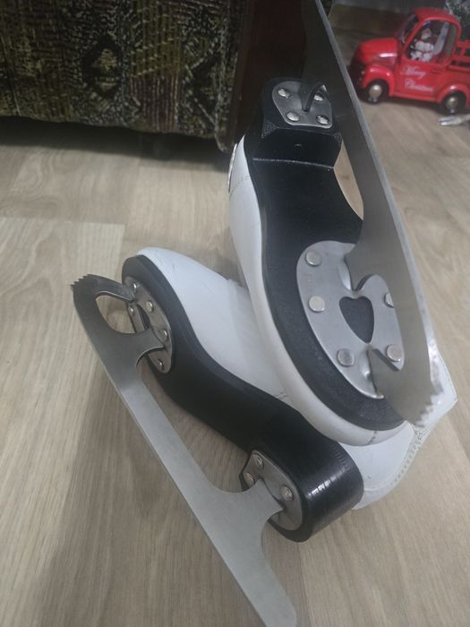 Фигурные коньки (белые)