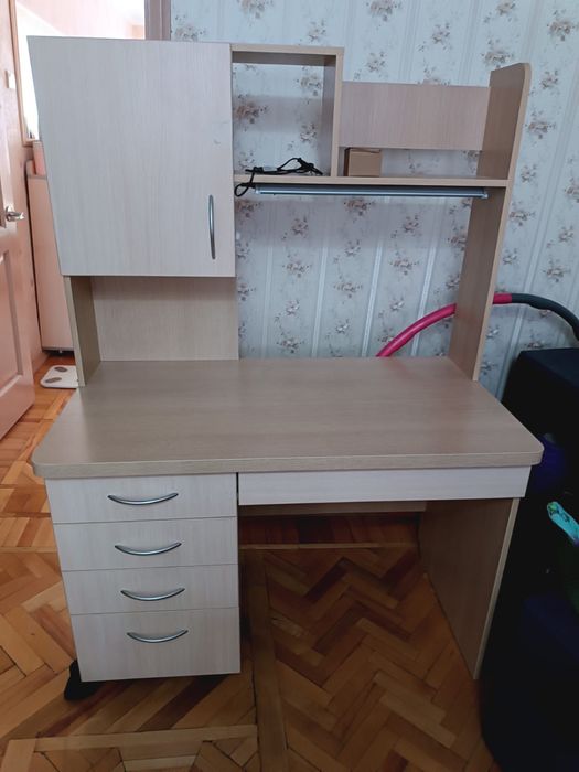 Письменный стол с полочками и выдвижными ящиками