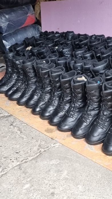 Vand bocancii de piele