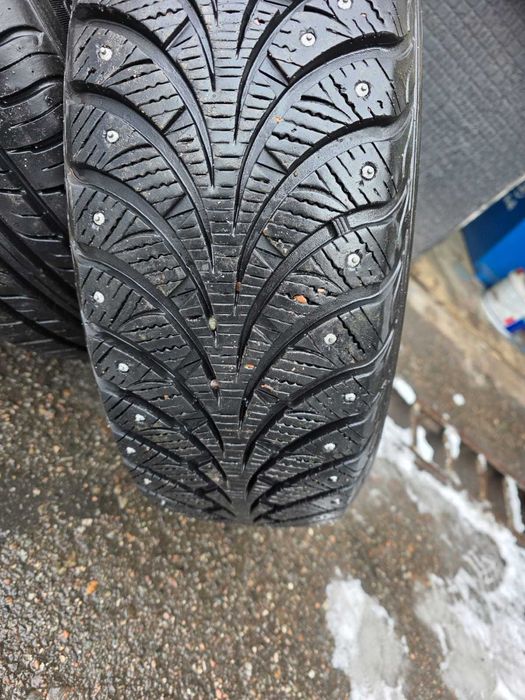 Продам шины зимние с шипами.