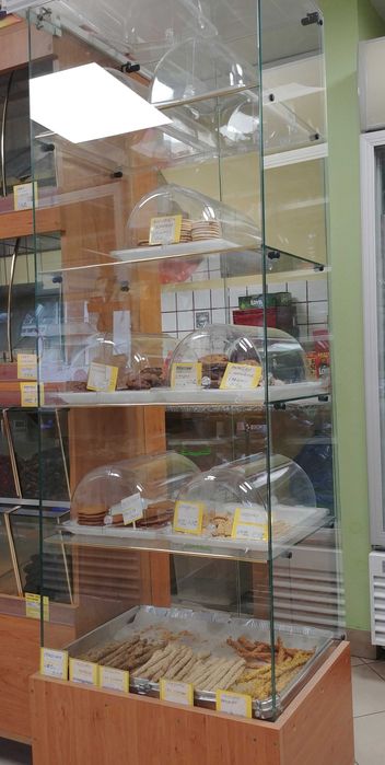 Стъклена витрина без рамка