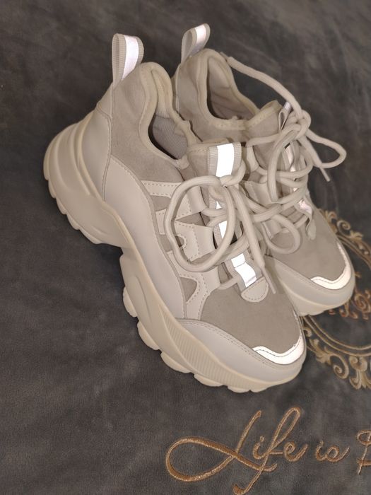 Новые кроссовки.