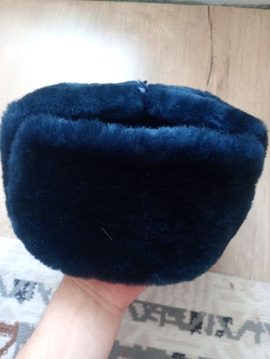 Продам ушанку и две футболки