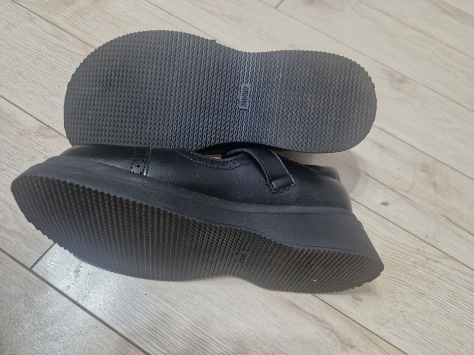 Продаю туфли для девочки-подростка