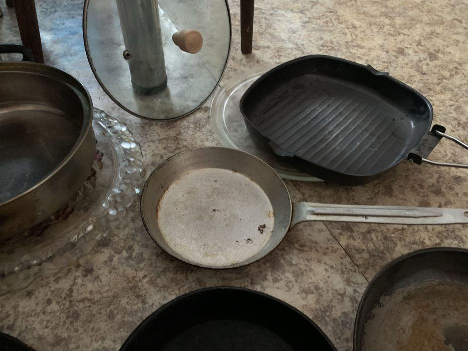 Кухонная утварь, сковороды.