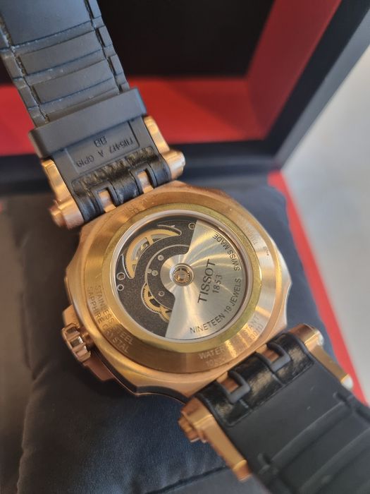 Часовник Tissot gold.