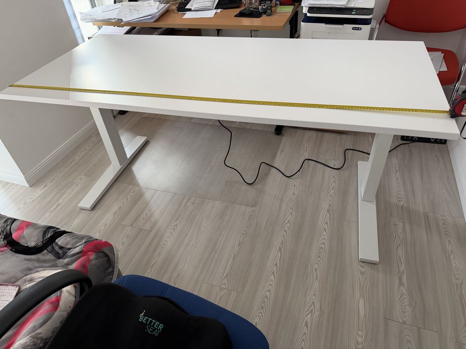 Birou cu reglare electrica pe inaltime