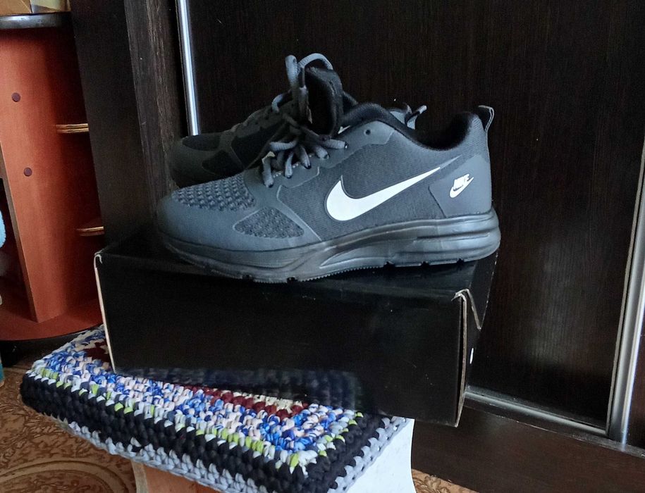 Продам кроссовки