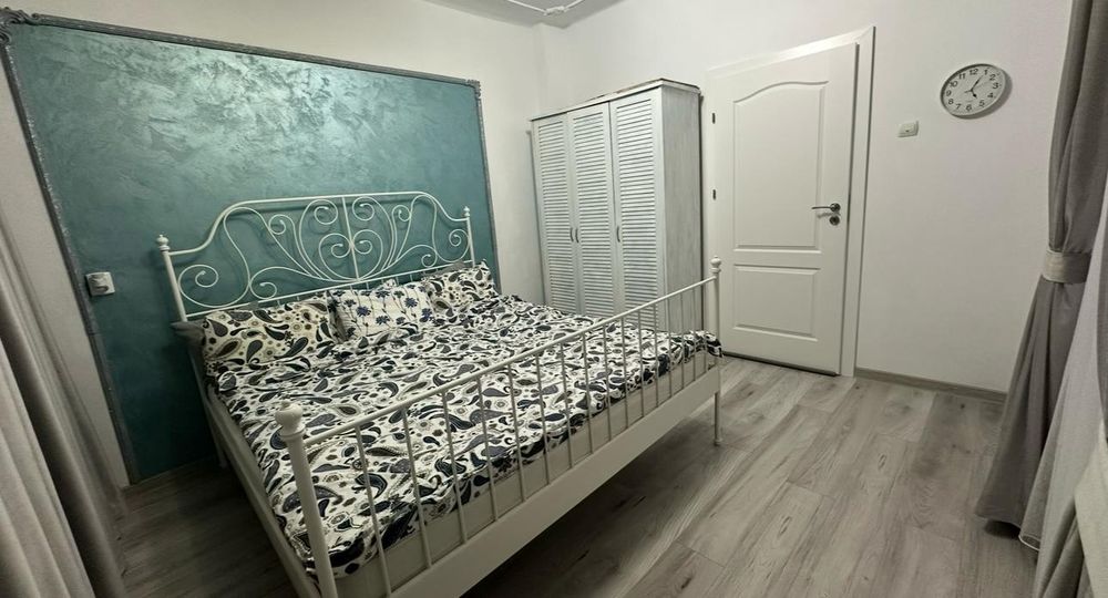 Pat cadru metalic alb cu saltea