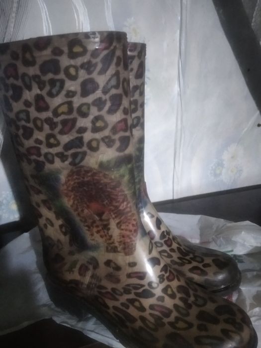 Продам подростковые  резиновые сапоги