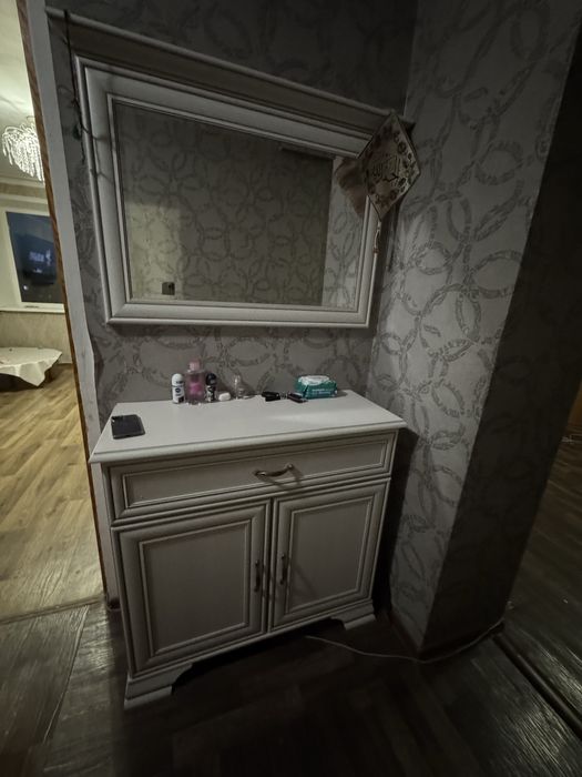 Комод с зеркалом
